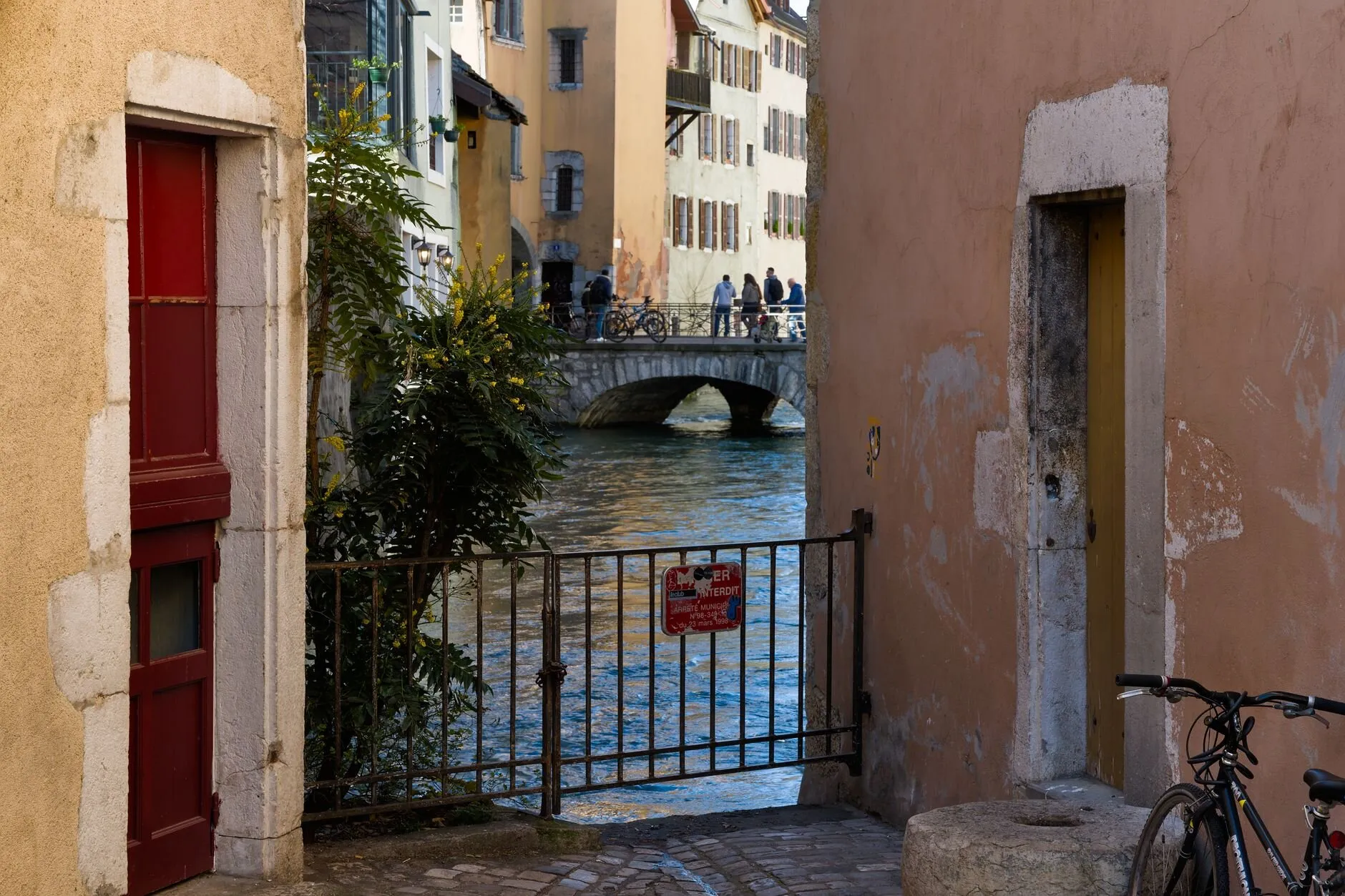 Canaux et façades de la vieille ville d’Annecy : le territoire de la location saisonnière, où les arrivées se font rarement à l’heure prévue
