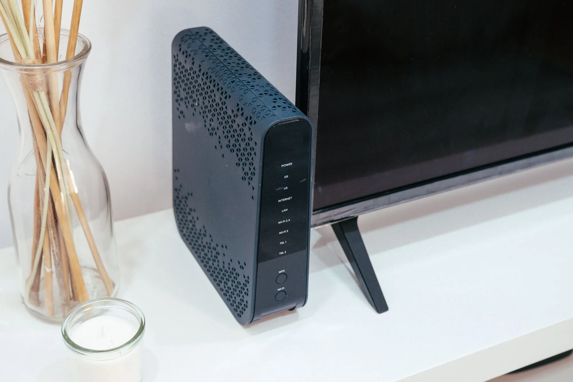 Box internet posée sur le meuble télé : la couper avec une prise connectée, c’est souvent couper la seule voie qui permettrait de la rallumer