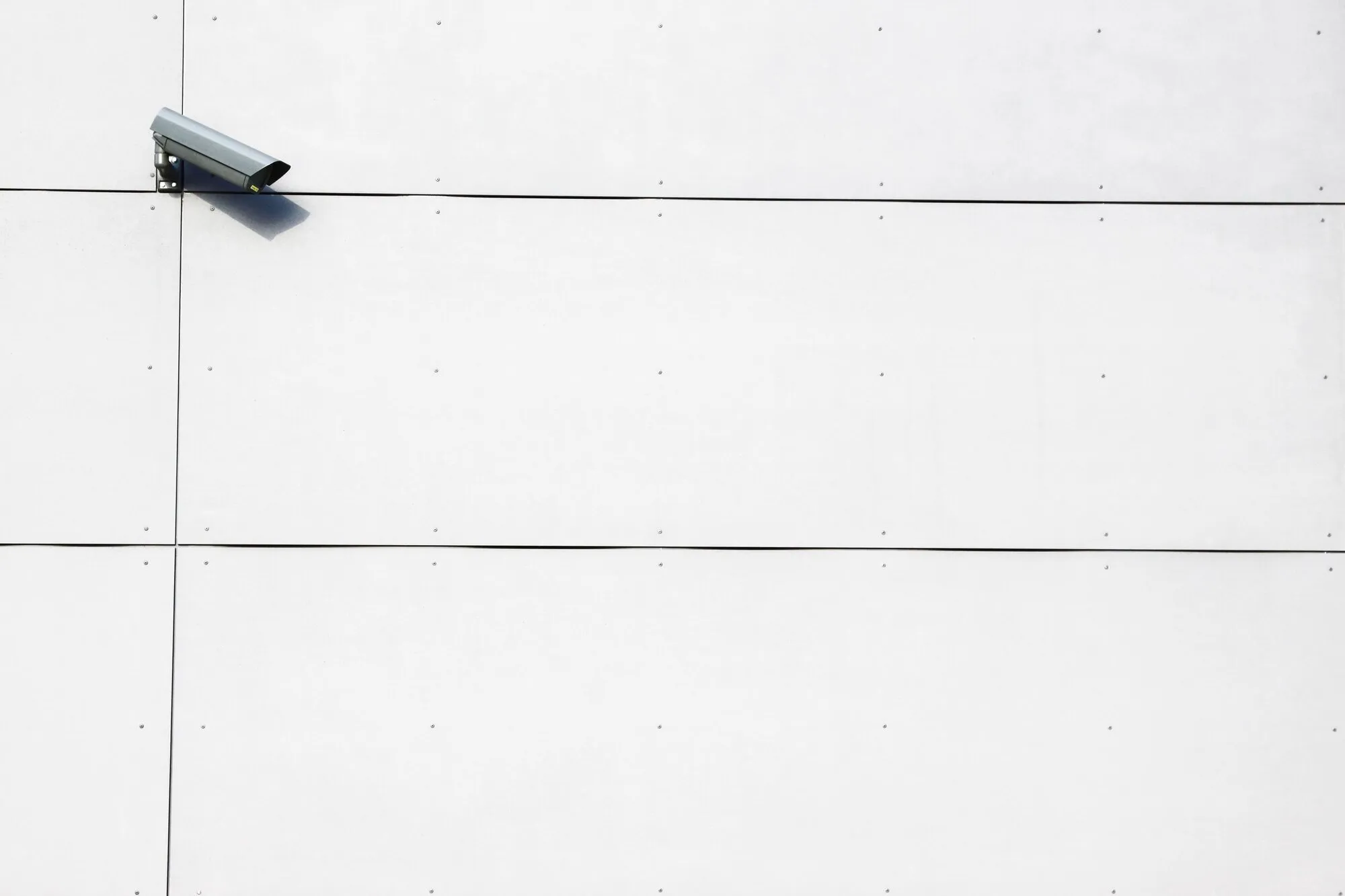 Caméra seule sur un grand mur blanc : détecter ne sert à rien si le système ne sait pas dire ce qu’il a vu