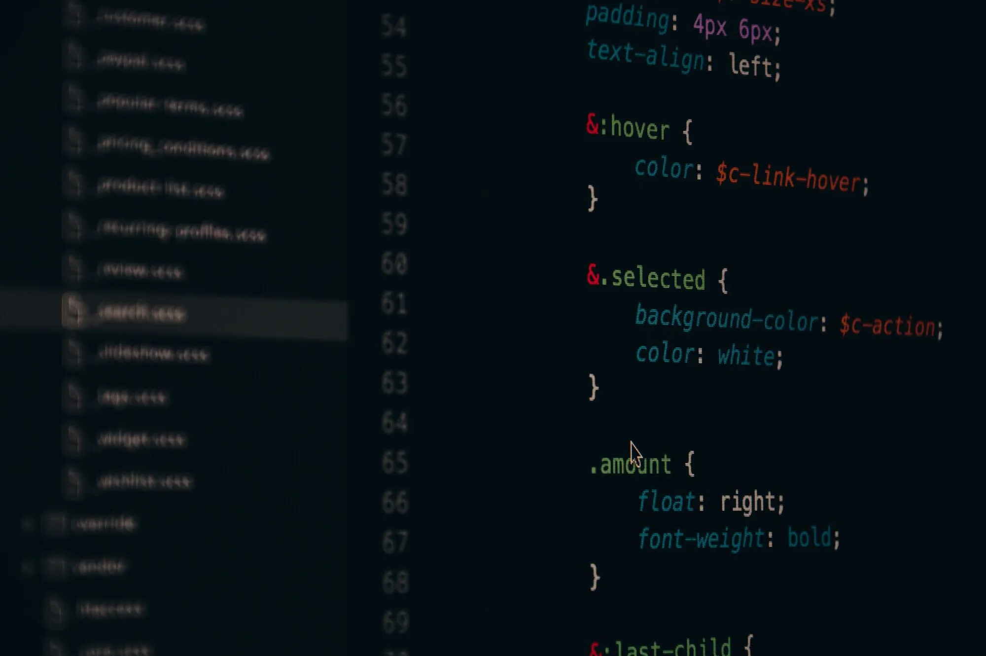Lignes de code affichées sur un écran dans la pénombre : la couche logicielle invisible sur laquelle repose la moindre faille, comme la moindre installation locale