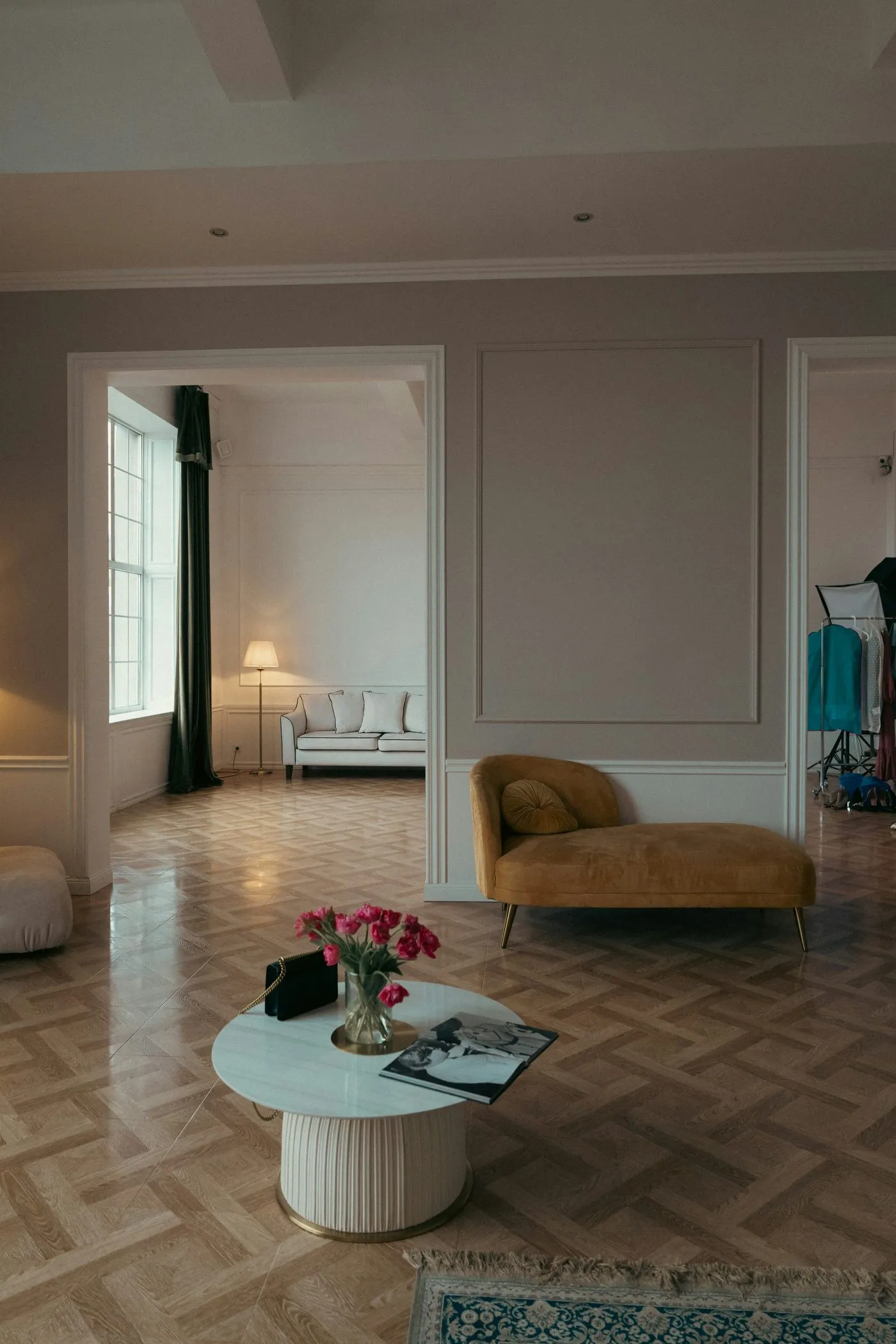 Enfilade lumineuse traversant un séjour : le trajet à parcourir chaque fois que quelqu’un sonne, plusieurs fois par jour