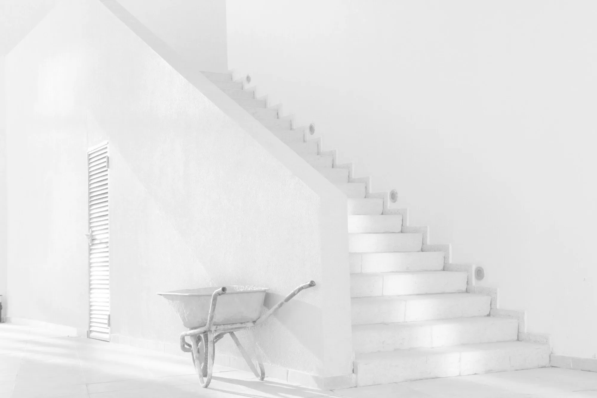 Cage d’escalier d’un chantier propre : le chemin naturel d’une gaine laissée vide entre les niveaux.