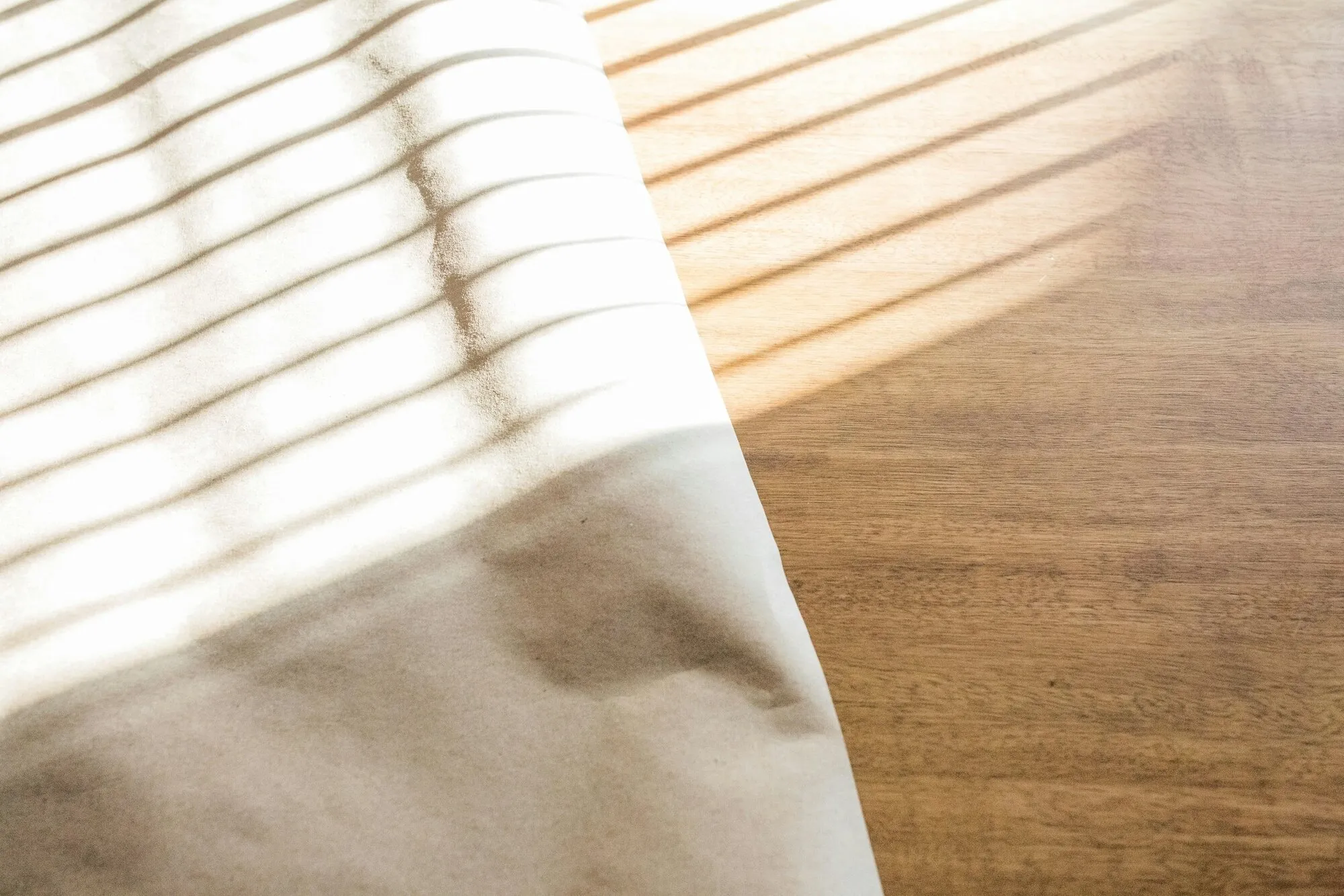 Feuille blanche sur une table en bois : la durée de support tient souvent en quelques lignes que peu de gens lisent