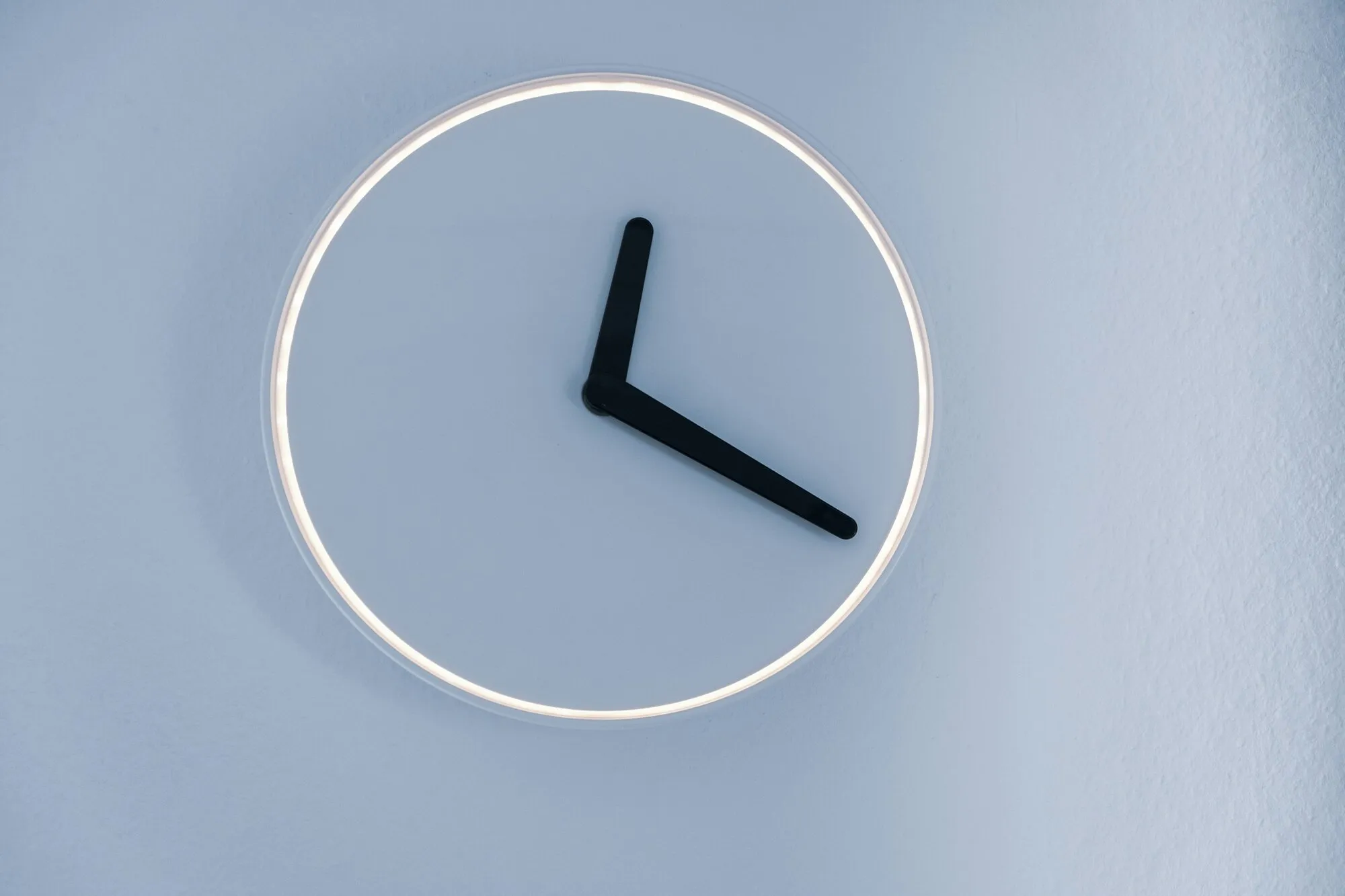 Horloge murale épurée : un objet connecté en porte deux, celle de son usure et celle que fixe son fabricant