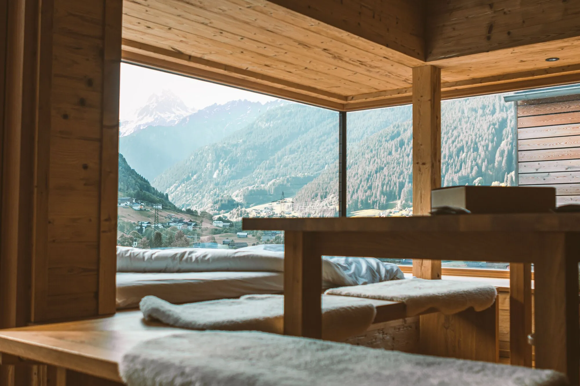La vue qui fait tout le prix d’un chalet ne dit rien de ce qui se passe dedans une fois la porte refermée.