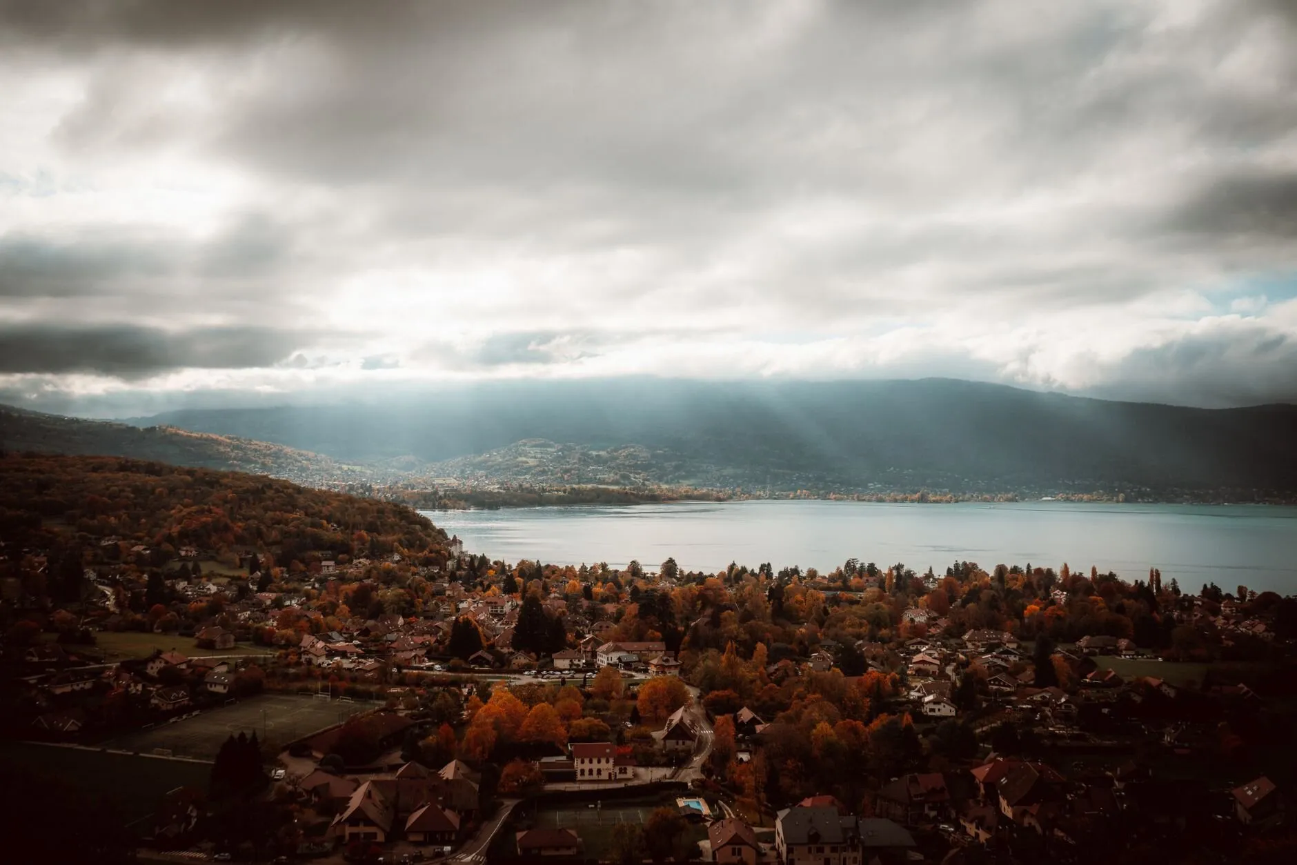 Le lac et ses rives vus du ciel : le logement est là, et c’est souvent de très loin qu’il faut pouvoir décider