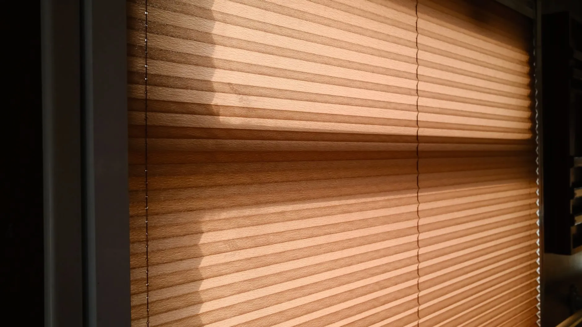 Lumière du matin filtrée par les stores : la pièce reste tempérée sans être plongée dans le noir