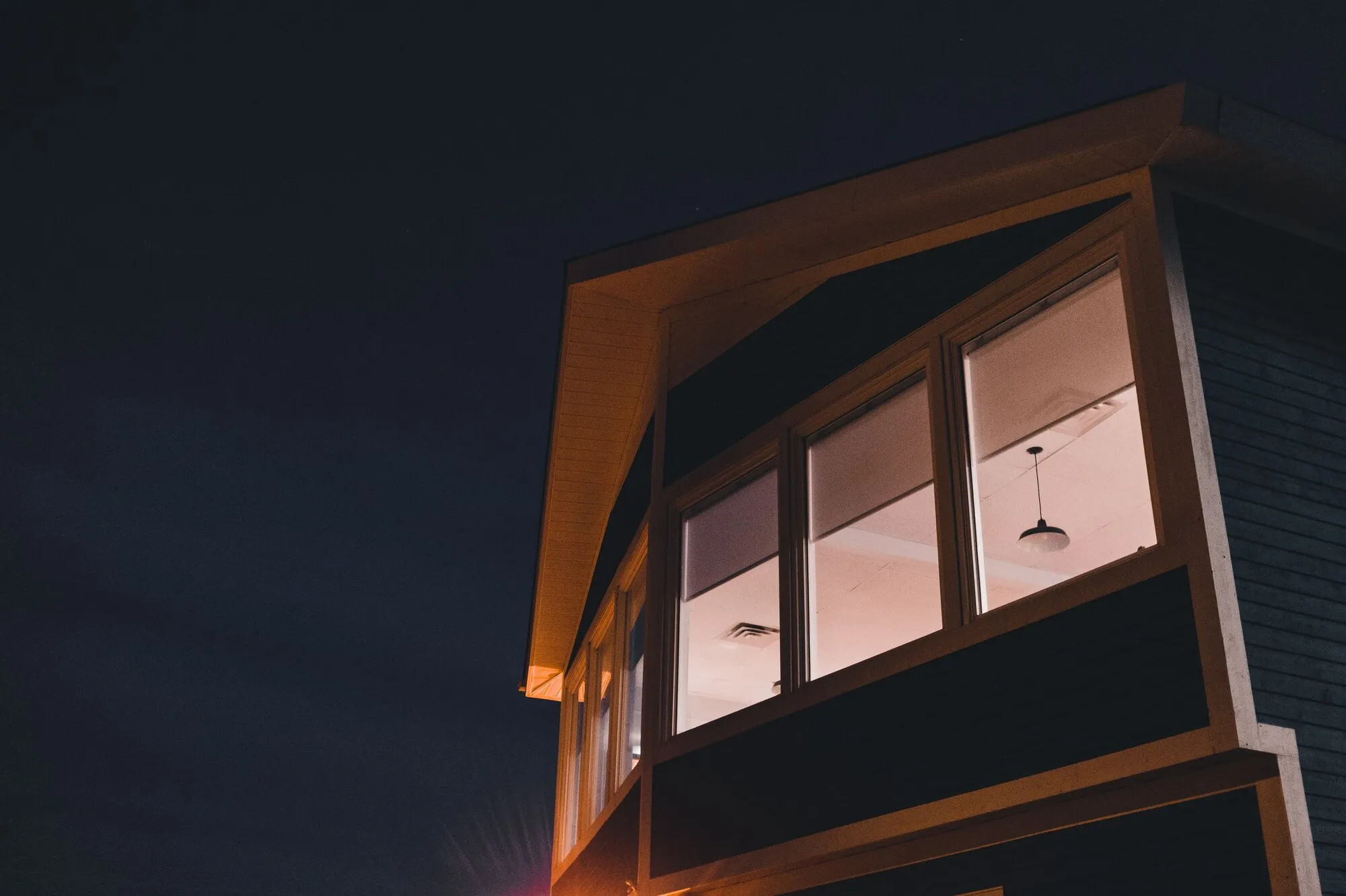 Maison contemporaine à la tombée de la nuit, quelques fenêtres éclairées : ce que raconte un historique d’allumages, sans qu’aucune image ne soit nécessaire