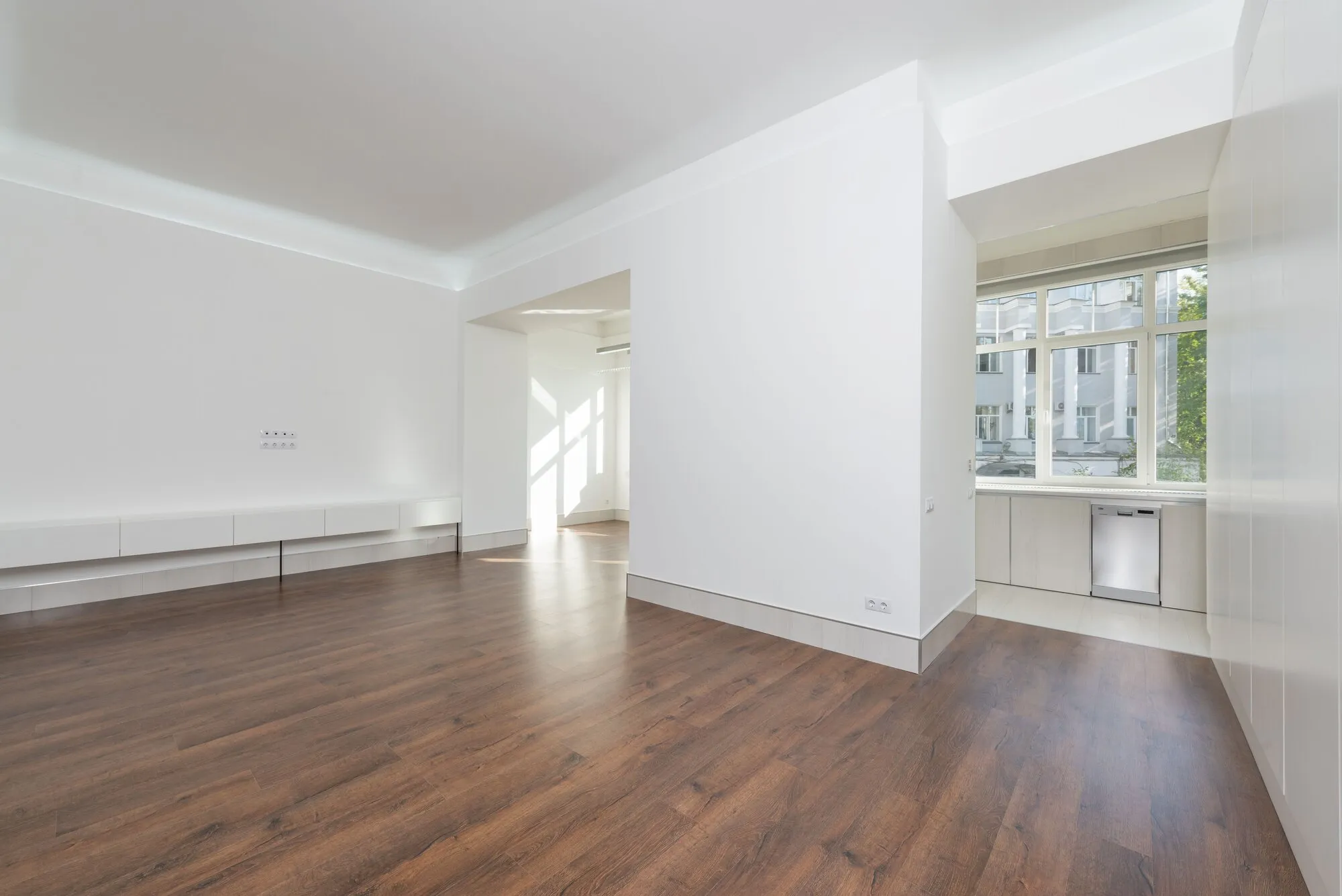 Pièce vide d’un logement neuf livré : une fois la peinture faite, le moindre câble se paie cinquante fois son prix.