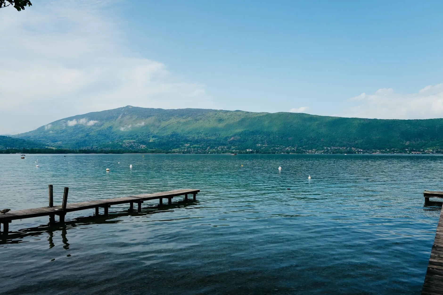 Un ponton sur le lac d’Annecy face aux montagnes : la région où Velarys est né, et celle où vivent ses clients