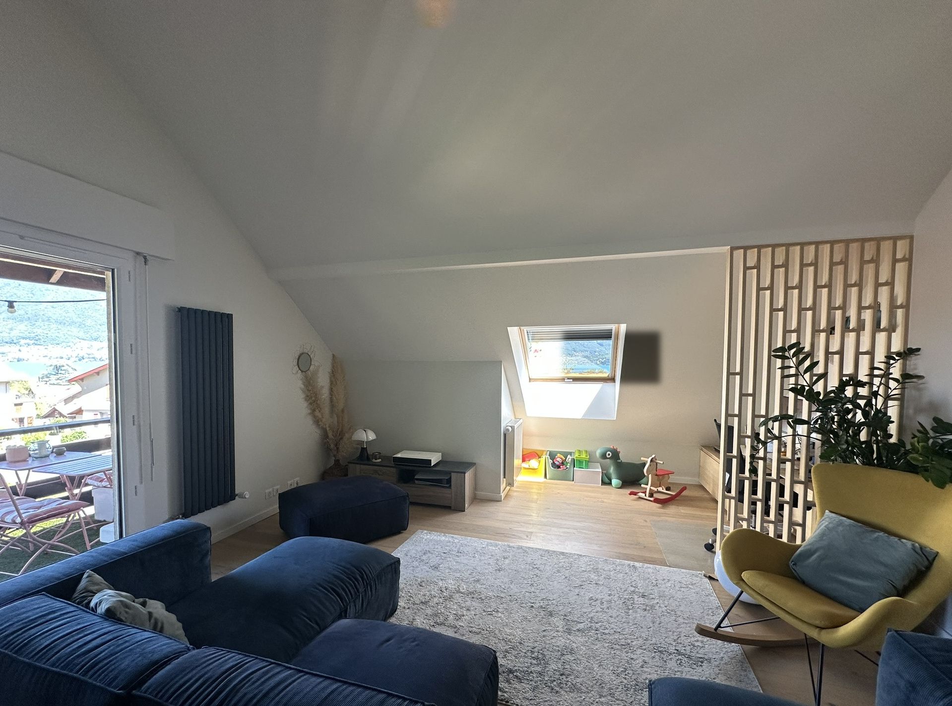 Vue d'ensemble de l'appartement rénové en style nordique chaleureux, vue sur le lac d'Annecy