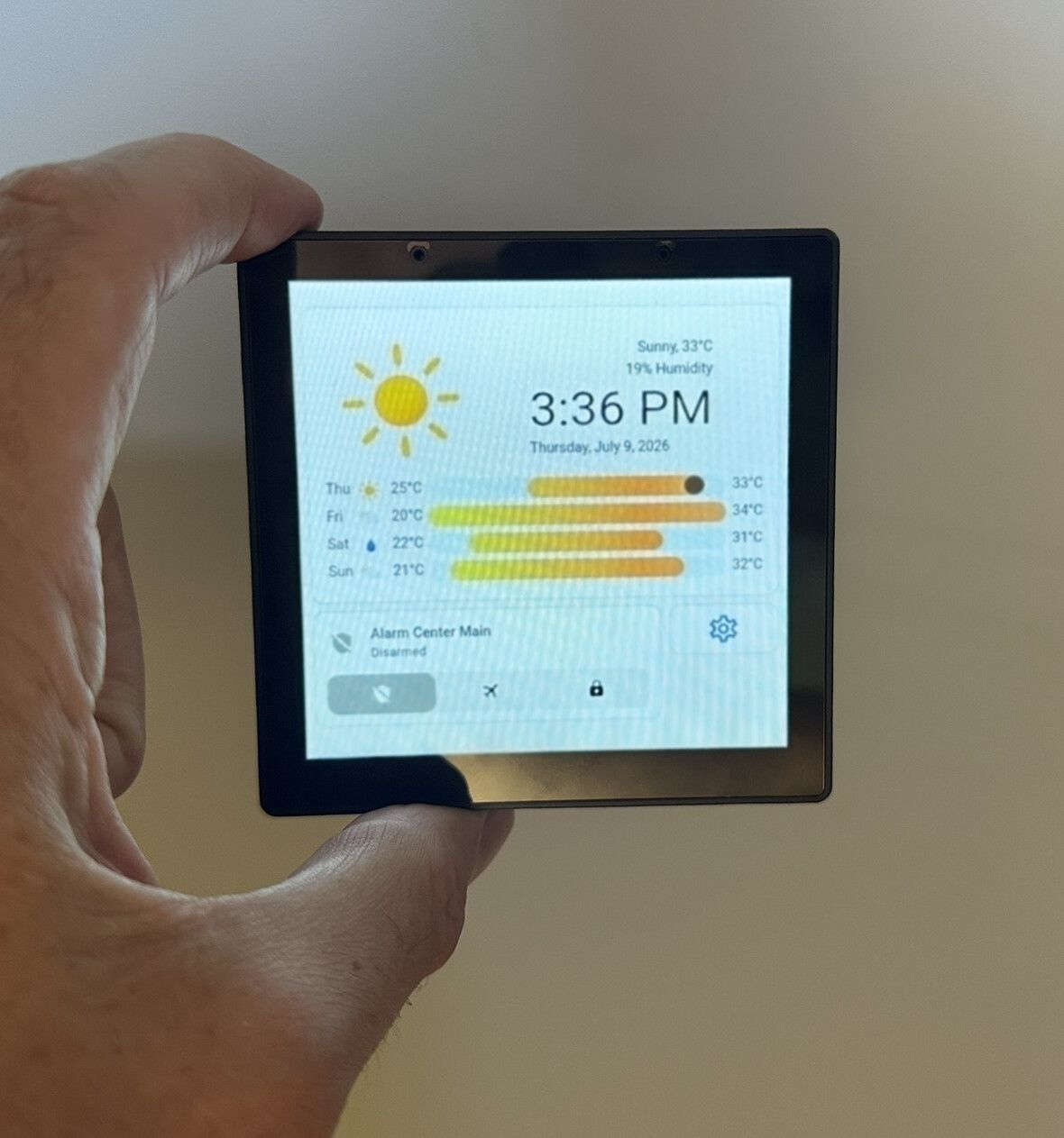 Panneau mural après : tableau de bord sur mesure avec météo et contrôle de l'alarme
