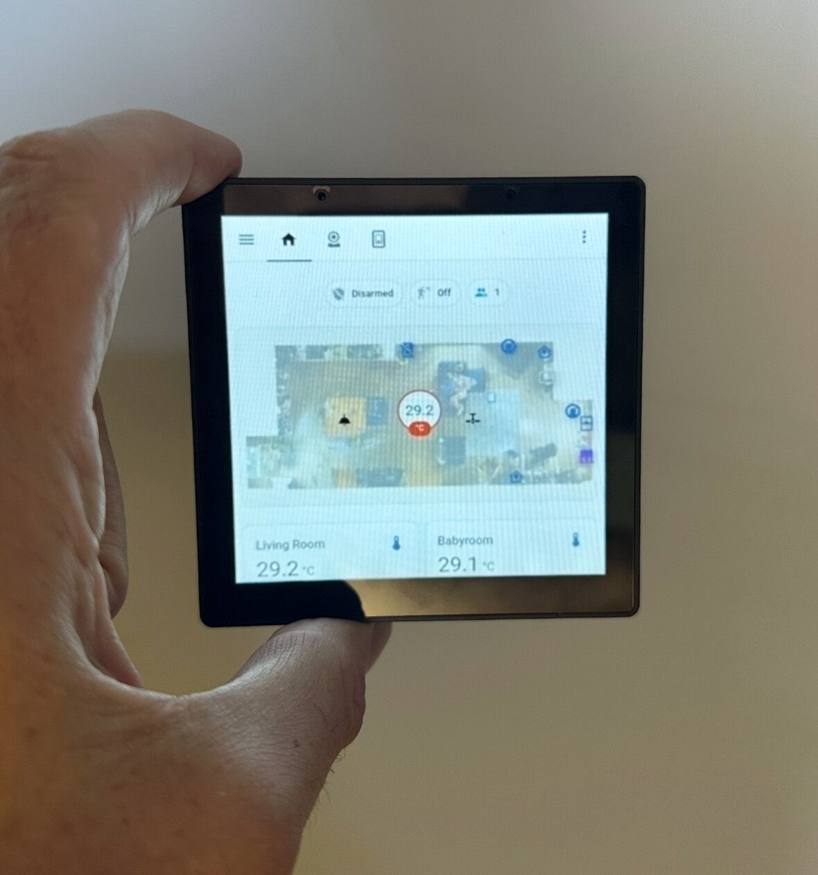 Panneau mural avant : interface de contrôle précise, pièce par pièce, où tout est visuel