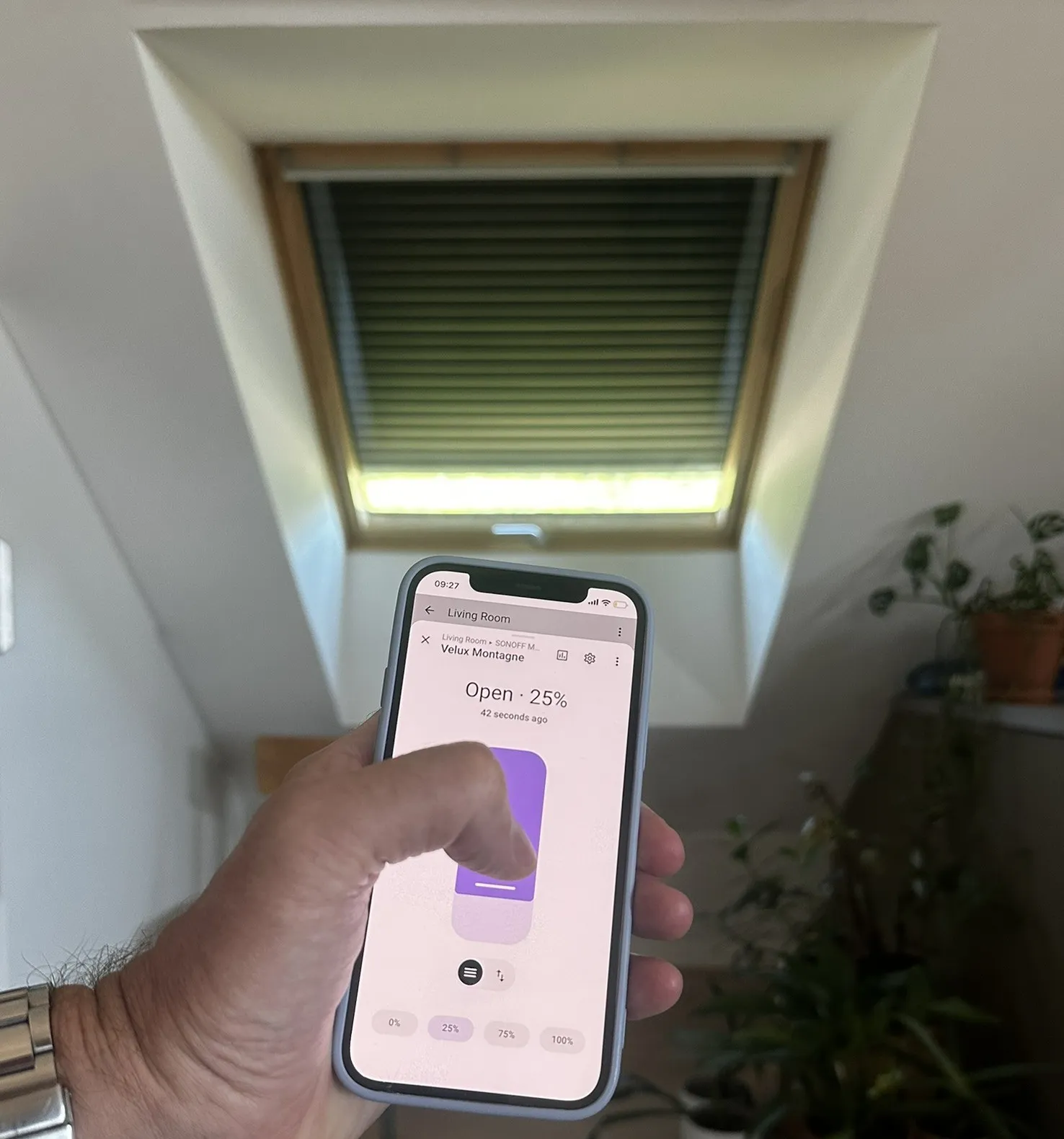 Le même Velux piloté depuis le téléphone : ouverture réglée à distance, précisément, sans chercher la bonne télécommande