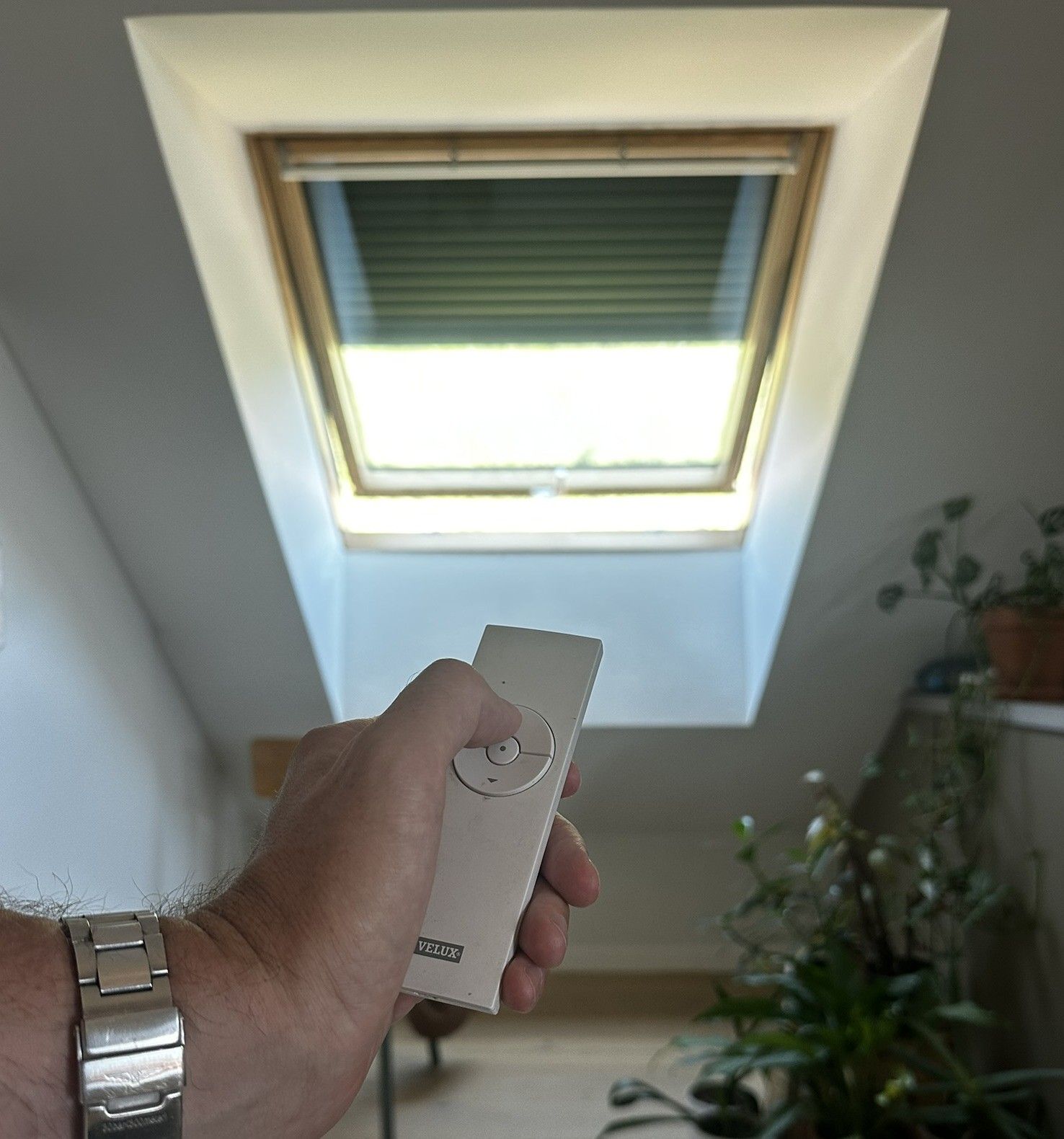 Velux avant : télécommande dédiée pour piloter manuellement chaque fenêtre