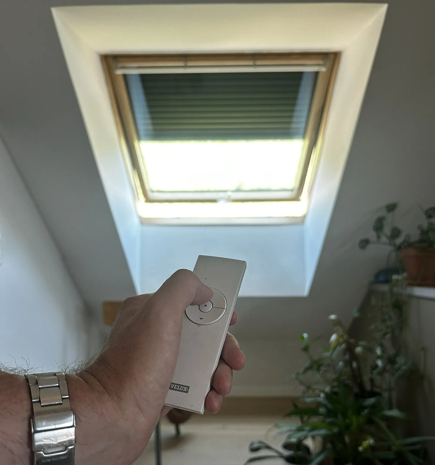 La télécommande d’origine pointée vers le Velux : chaque fenêtre avait la sienne, et il fallait être dans la pièce pour agir