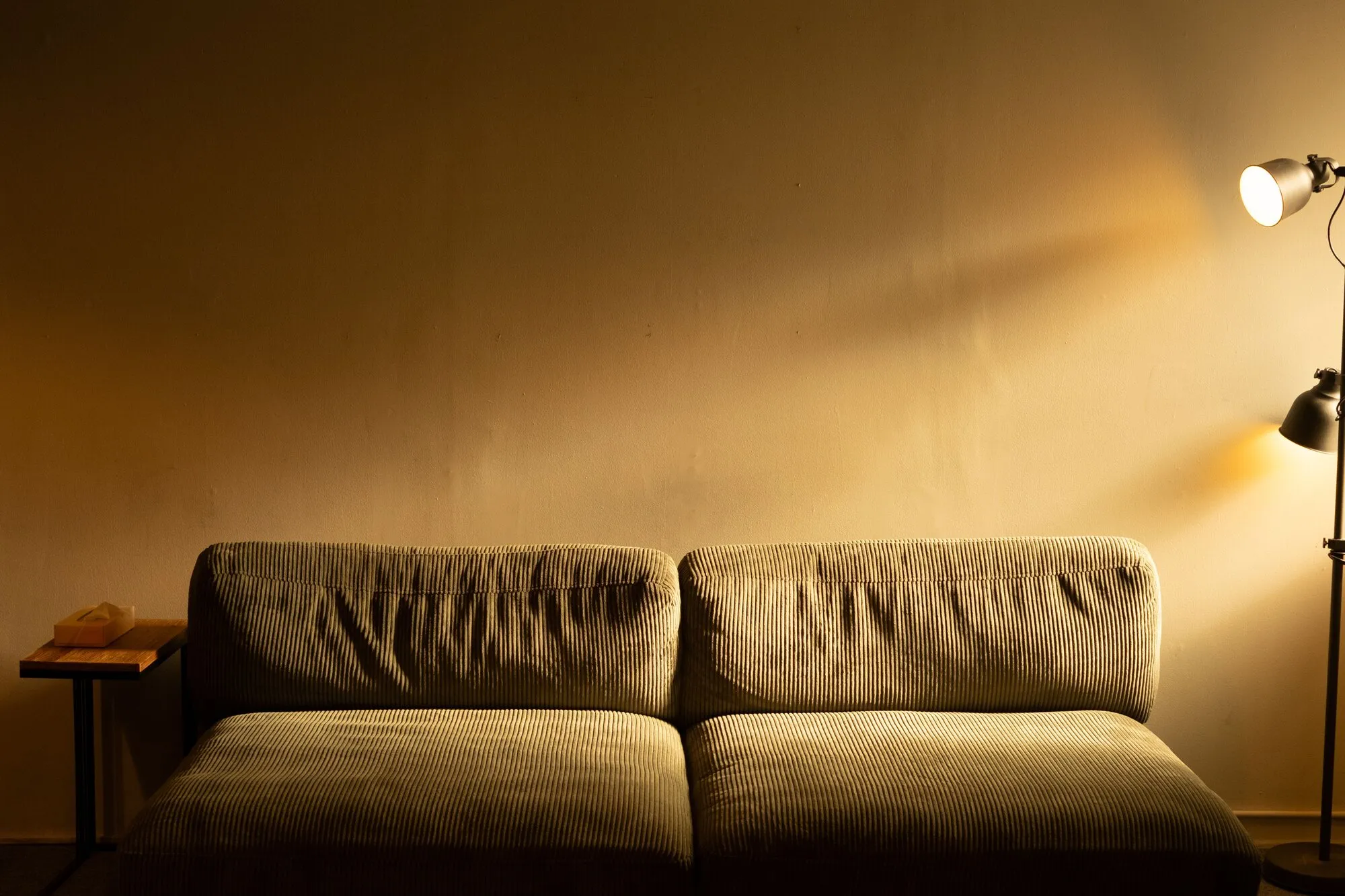 Séjour éclairé par un lampadaire en fin de journée : l’heure à laquelle cette lampe s’allume n’a aucune raison d’être écrite sur le serveur d’un fabricant