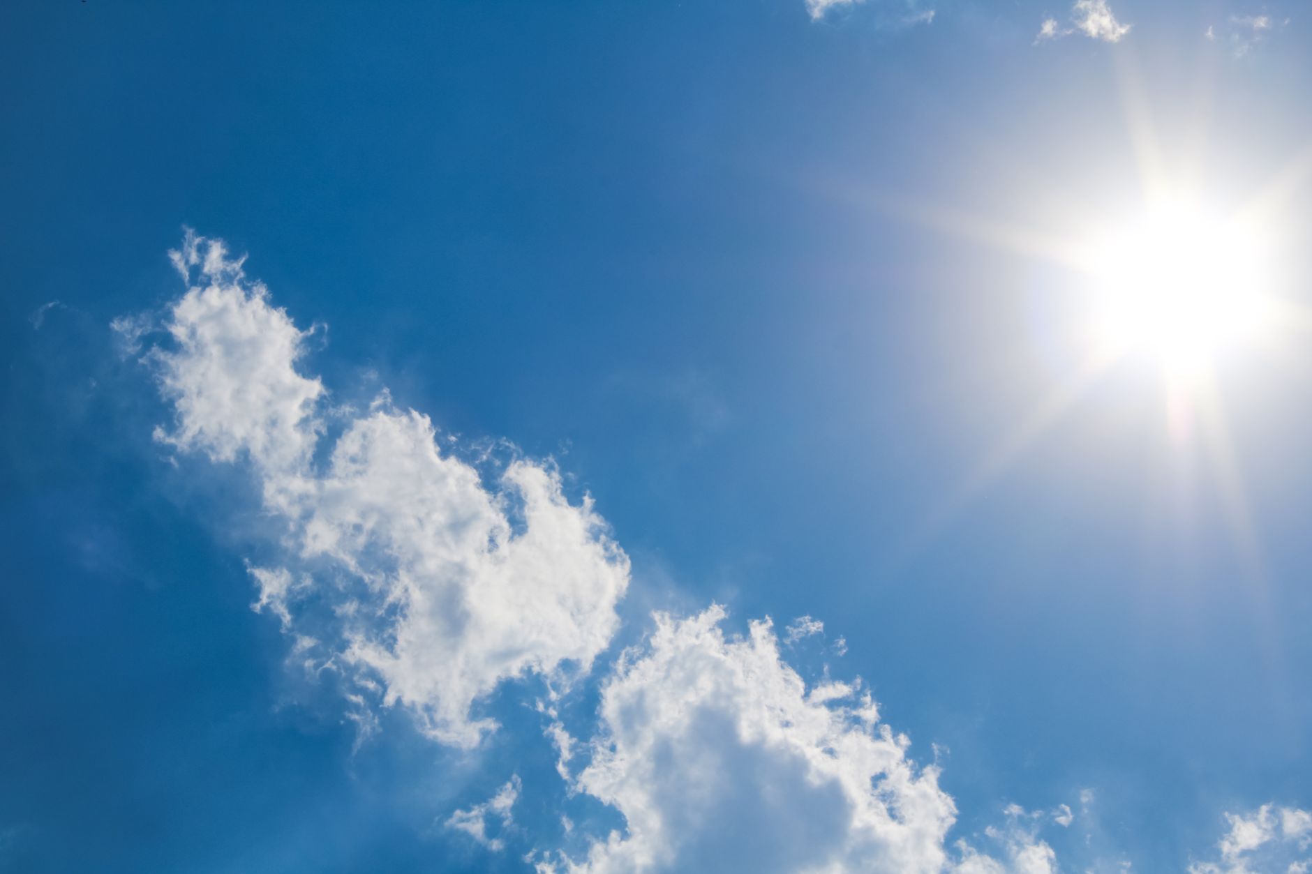 Ciel d'été ensoleillé, la maison se protège de la chaleur en fermant les volets