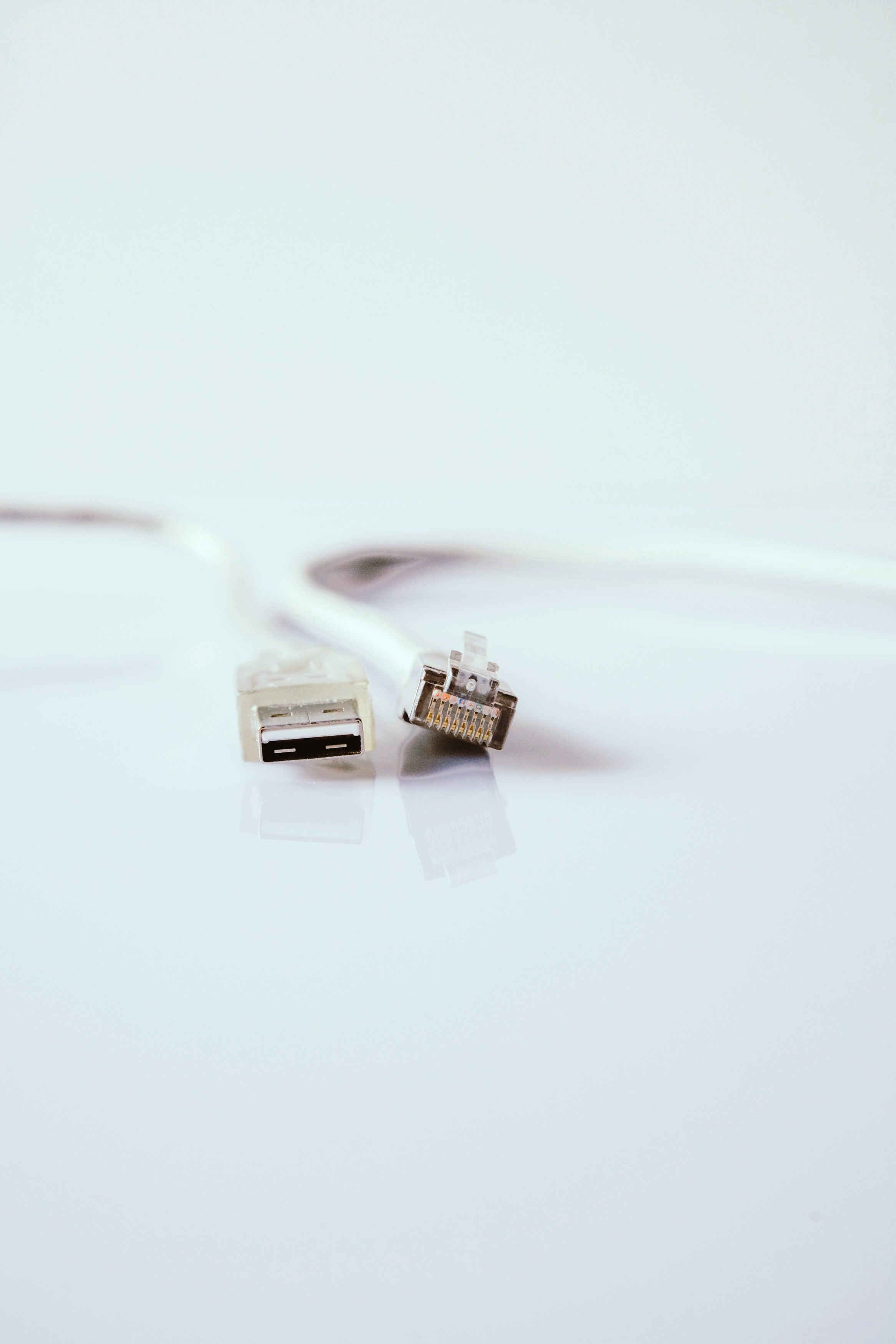 Connecteurs RJ45 et USB, câblage réseau en gros plan