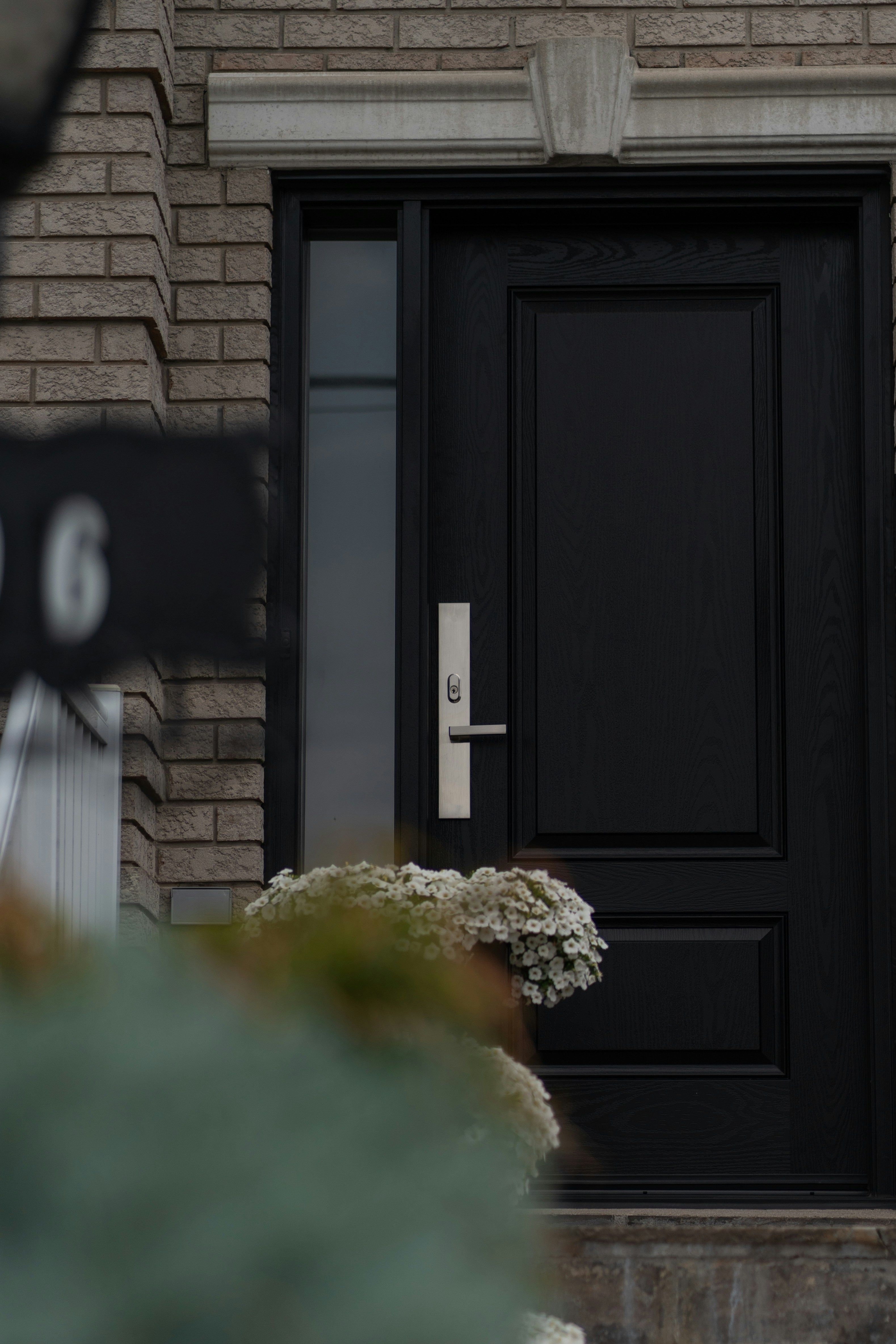 Maison vue de la rue jouant une présence pendant une absence prolongée