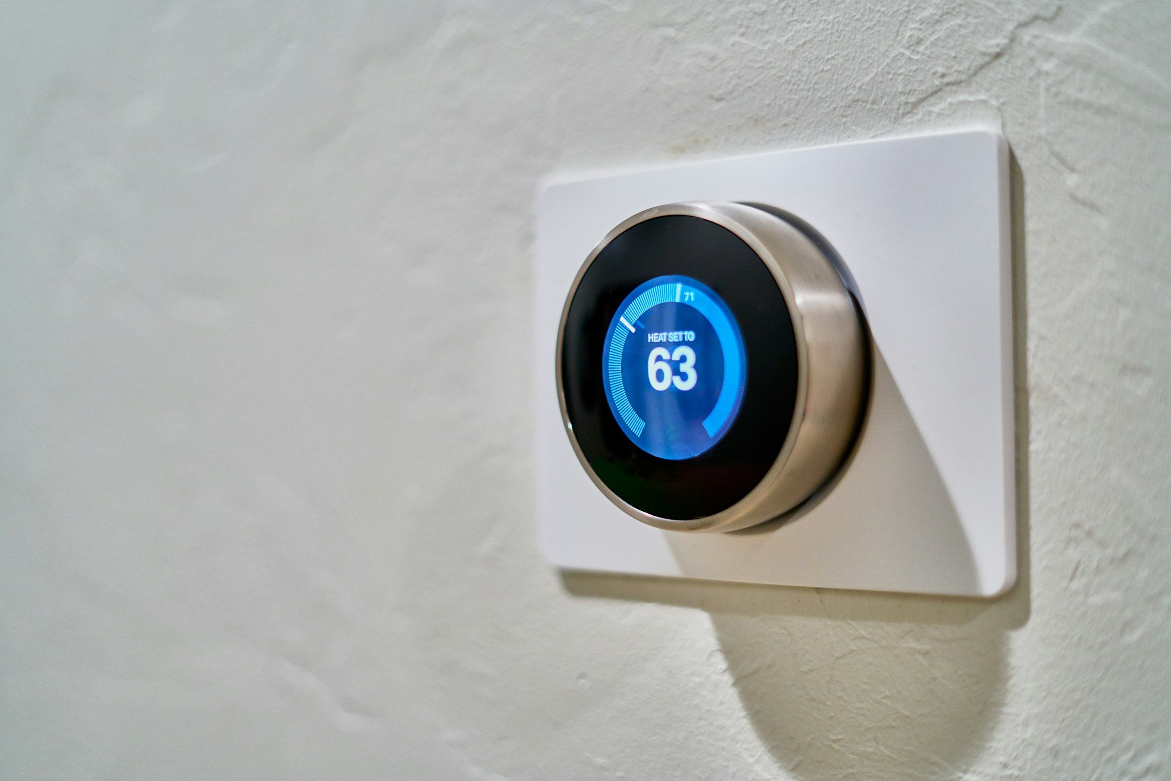 Thermostat connecté ajouté sur un mur existant lors d'une rénovation domotique