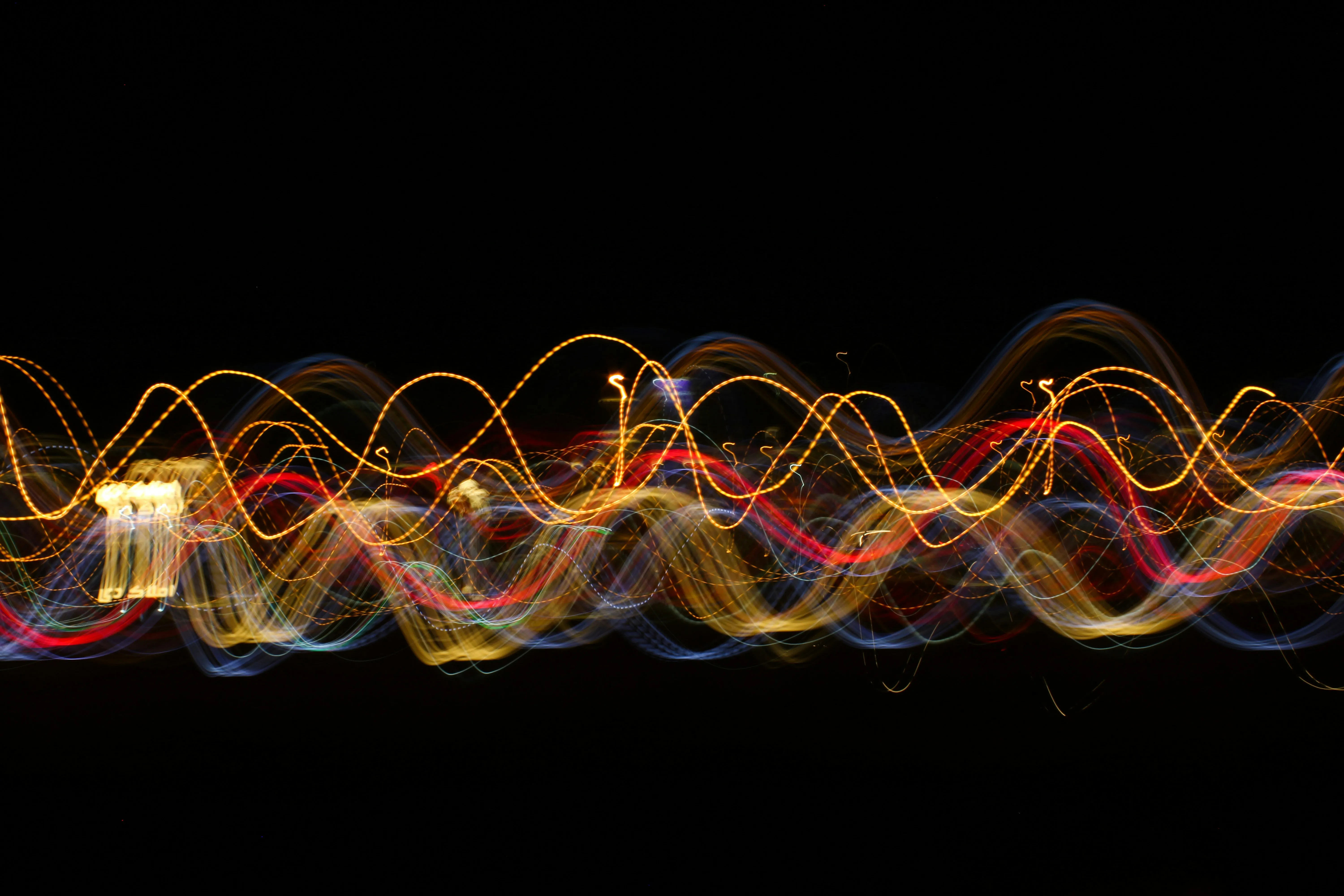 Traînées lumineuses entrelacées, image de la continuité de service : ce que garde une installation dont l’intelligence reste locale plutôt que dépendante d’un service distant