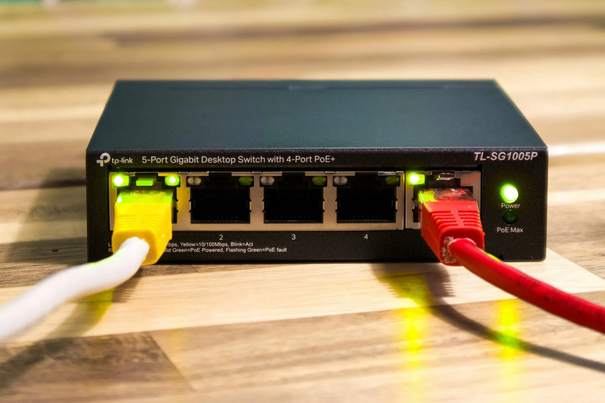 Câbles réseau branchés sur un commutateur : chaque objet relié au réseau devient un point d’entrée potentiel s’il reste accessible depuis internet